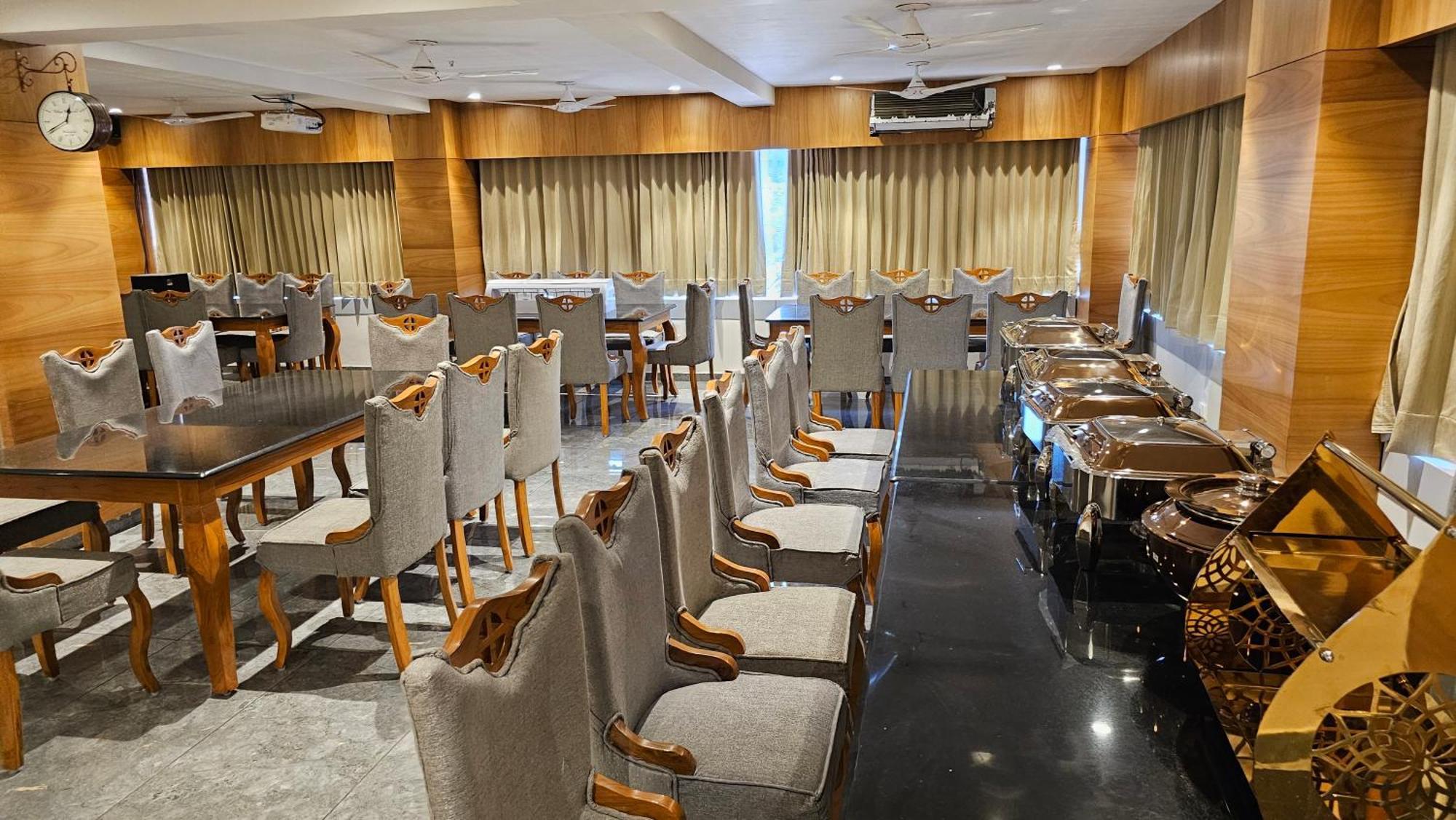 Rds Hotel Αχμπανταμπάντ Εξωτερικό φωτογραφία