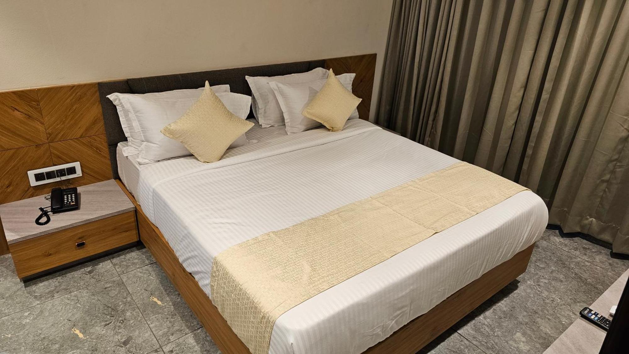 Rds Hotel Αχμπανταμπάντ Εξωτερικό φωτογραφία