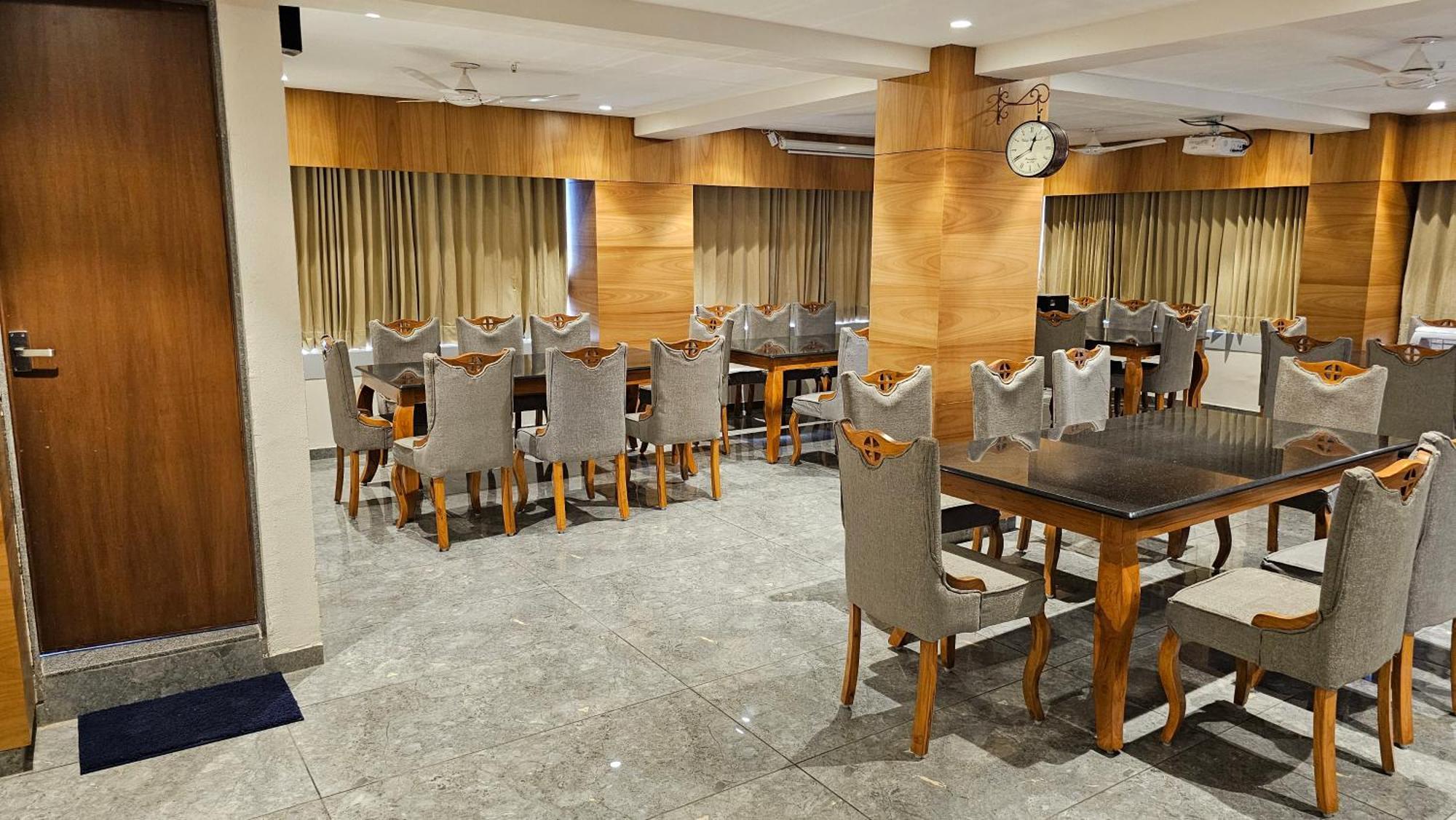 Rds Hotel Αχμπανταμπάντ Εξωτερικό φωτογραφία