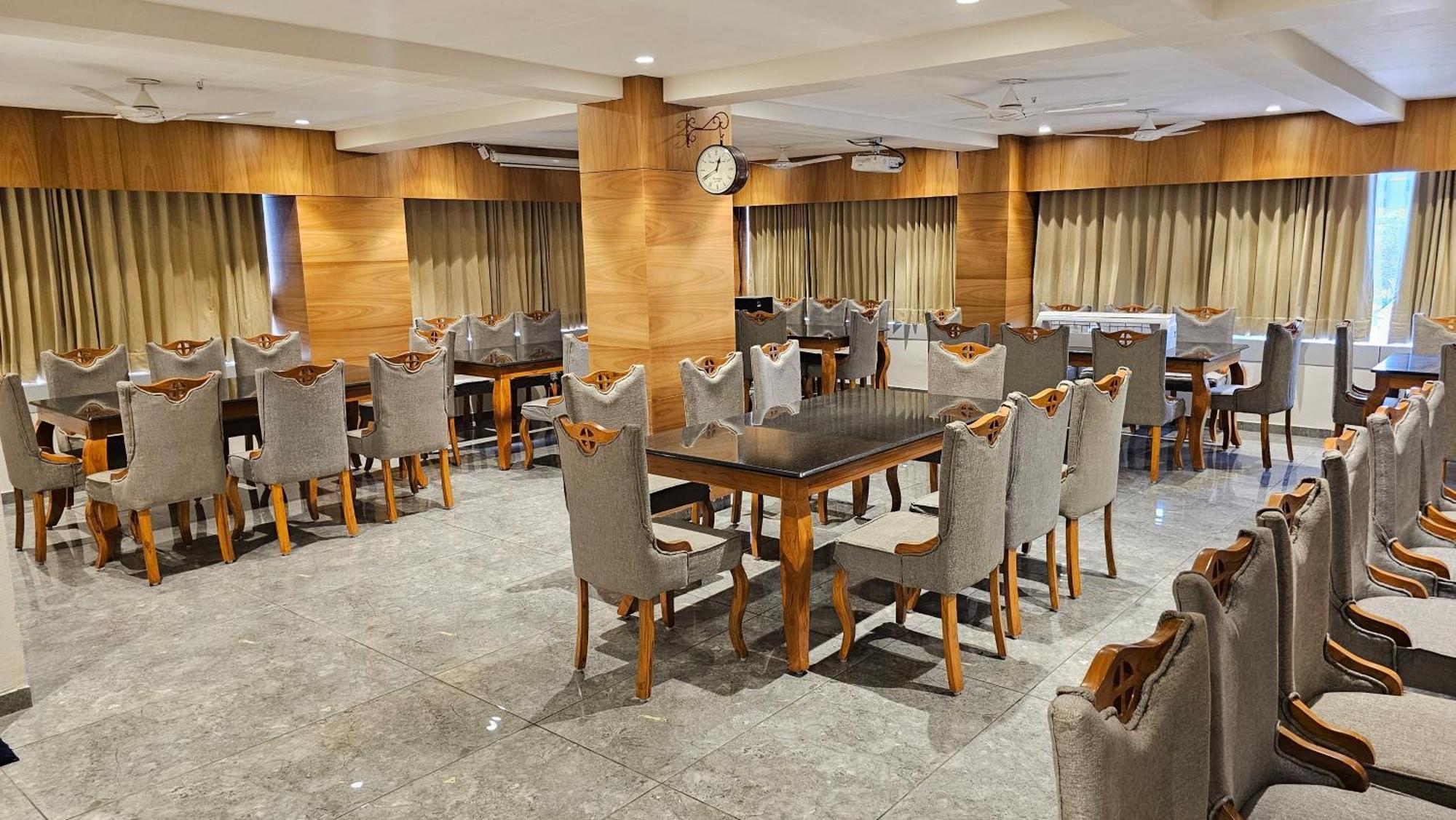 Rds Hotel Αχμπανταμπάντ Εξωτερικό φωτογραφία