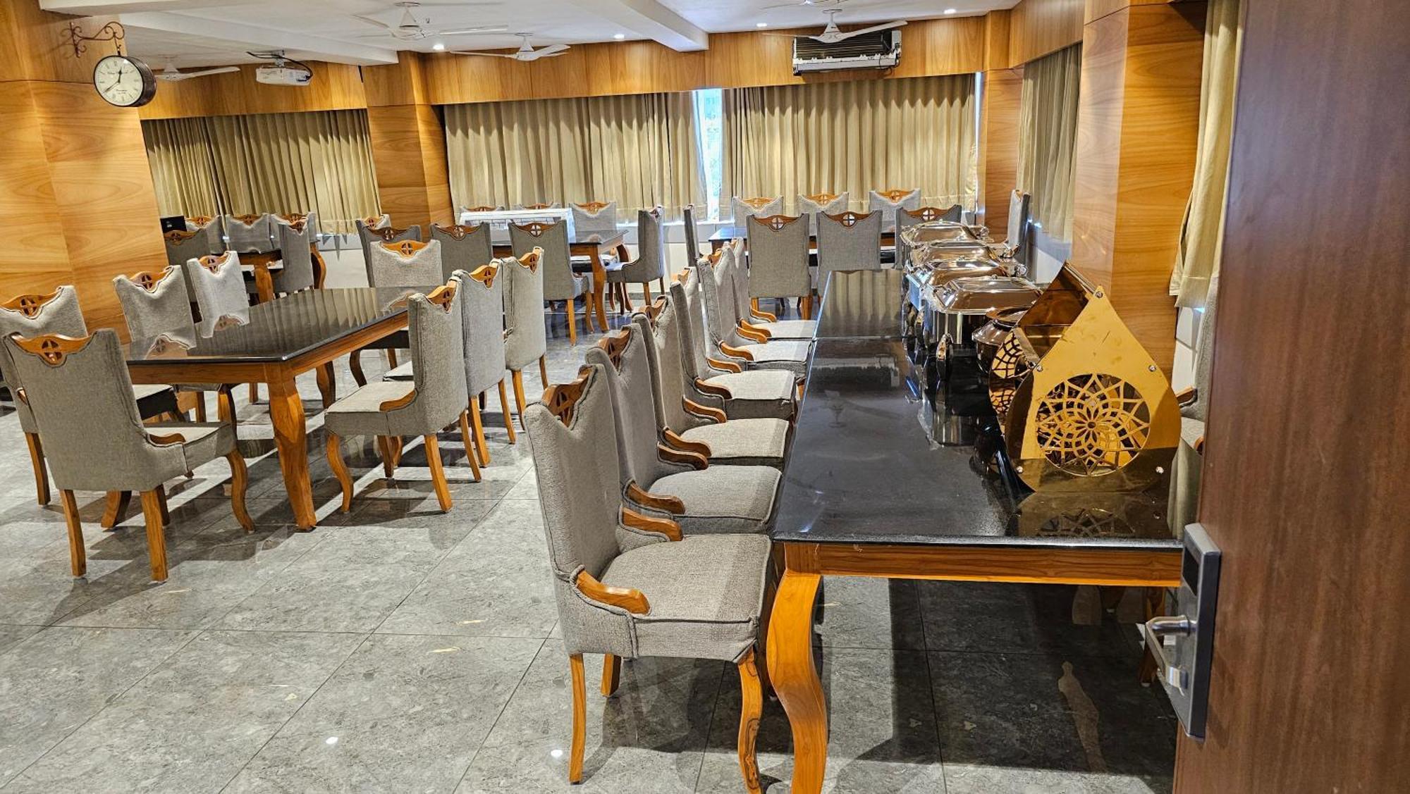 Rds Hotel Αχμπανταμπάντ Εξωτερικό φωτογραφία